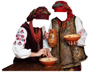 Ukrayna uyruklu kadınlar ellerinde tahta kaşık kavanozları, beyaz arka planda izole bir şekilde Noel arifesinde geleneksel yemek tabakları pişiriyorlar..