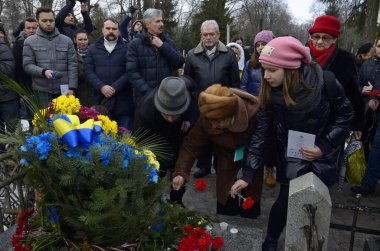 İnsanlar Kruty Heroes 'un mezarına çiçek koyarlar. 1918 'de Ukraynalı öğrenciler Kızıl Ordu' yu durdurduğunda Kruty yakınlarında bir savaş vardı. 1 Ocak 2018. Lukyanivske Mezarlığı, Ukrayna