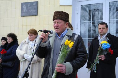 Kırım Tatar lideri Ilmi Umerov Kırım Tatar Şefi Noman Chelebidzhikhan 'ın plaketini açıyor. 2 Şubat 2018. Ichnja, Ukrayna