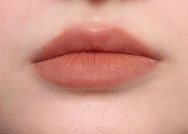 Genç bir kızın dudakları, beyaz..