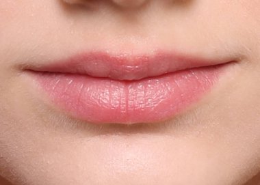 Genç bir kızın dudakları, beyaz..