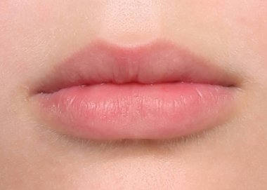 Genç bir adamın dudakları, beyaz..