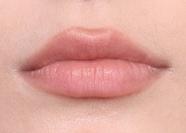 Genç bir kızın dudakları, beyaz..