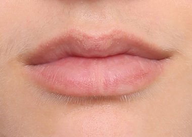 Genç bir adamın dudakları, beyaz..
