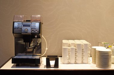 Barista işyeri kahve makinesi bardakları tepsiler, tabaklar, kahveciler. Kyiv, Ukrayna.