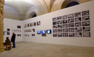 Sergi ziyaretçileri, Ukrayna 'nın çağdaş sanat örnekleriyle standın önünde dinleniyorlar. Mystesky Arsenal. 1 Mart 2021. Kyiv, Ukrayna