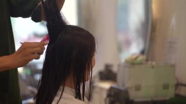 erkek Kuaför kesim kadın saçı