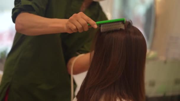 Αρσενικό Κομμωτήριο Εφαρμογή Στεγνωτήρα Μαλλιών Στα Μαλλιά Μιας Γυναίκας — Αρχείο Βίντεο