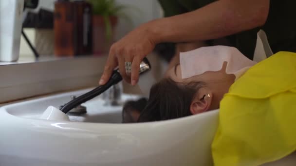 Άνδρας Κομμωτής Πλύνει Μαλλιά — Αρχείο Βίντεο