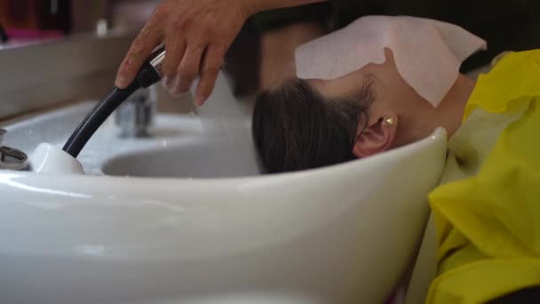 Mężczyzna Fryzjer Mycie Kobieta Włosy — Wideo stockowe