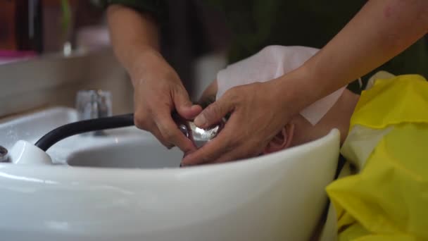 男理发师洗女人的头发 — 图库视频影像