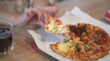 Evde pizza yiyen kadın.