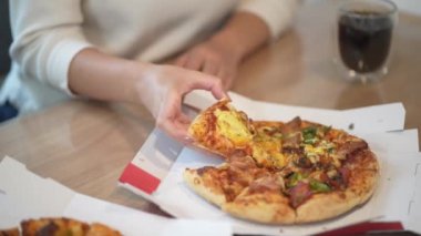 Evde pizza yiyen kadın.