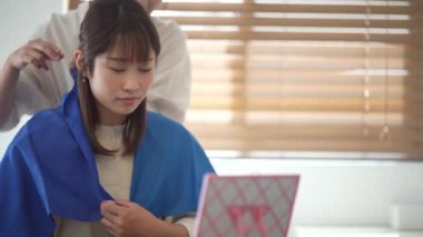 Kişisel renk teşhisi koyan kadın