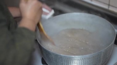 Evde Konjac yapan kadın