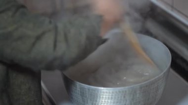 Evde Konjac yapan kadın