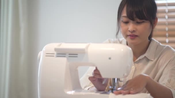 Žena Která Učí Používat Šicí Stroj — Stock video