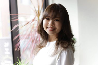 görüntü gülümseyen kadın