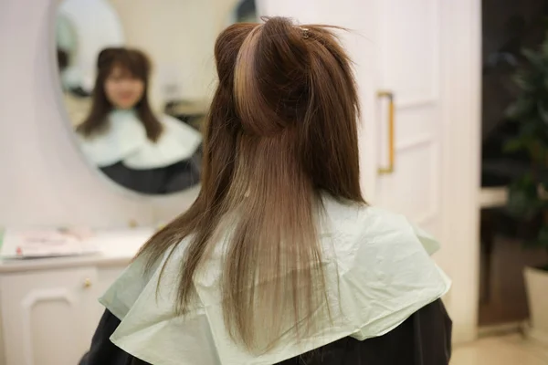 Жінка Тримає Волосся Допомогою Зачіски — стокове фото