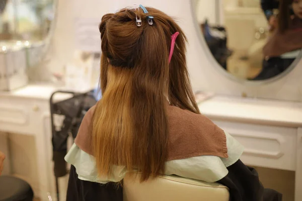 Жінка Тримає Волосся Допомогою Зачіски — стокове фото