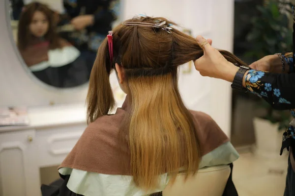 Чоловічий Перукар Зупиняє Волосся Жінки Допомогою Зачіски — стокове фото