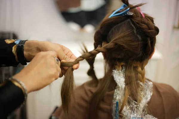 Male Hairdresser Tying Woman Hair —  Fotos de Stock