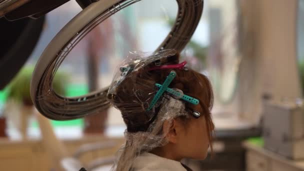 Using Roller Ball Beauty Salon — Vídeos de Stock