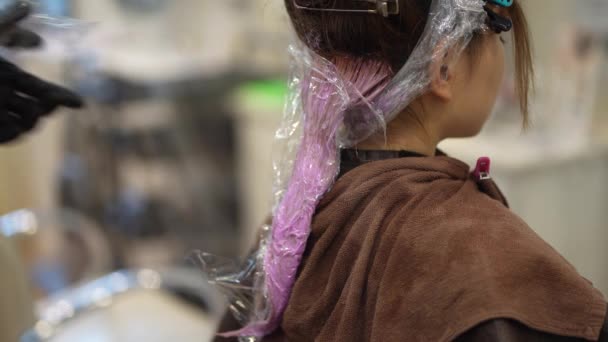 包扎女人头发的男理发师 — 图库视频影像