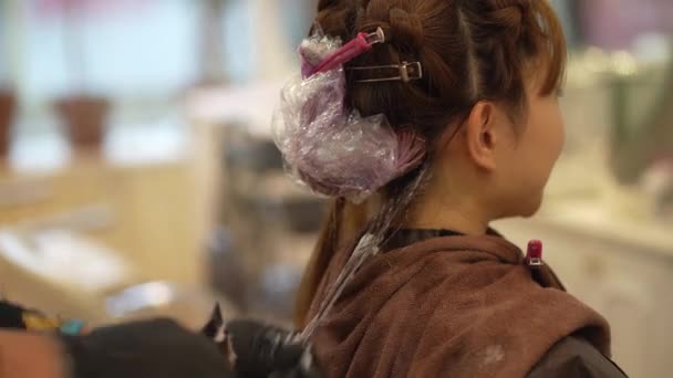 Male Hairdresser Applying Drug Woman Hair — 비디오