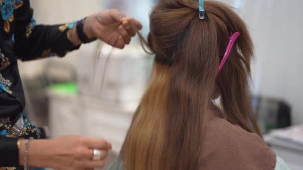 男性美容師ストップA女性の髪とともに毛クリップ — ストック動画