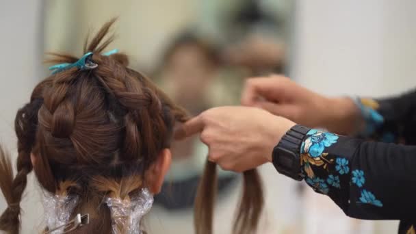 男理发师系女人的头发 — 图库视频影像