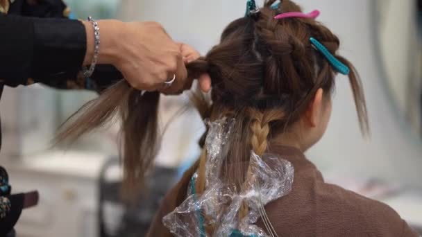 女性の髪を結ぶ男性の美容師 — ストック動画