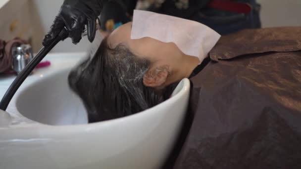 Mannelijke Kapper Wassen Vrouw Haar — Stockvideo