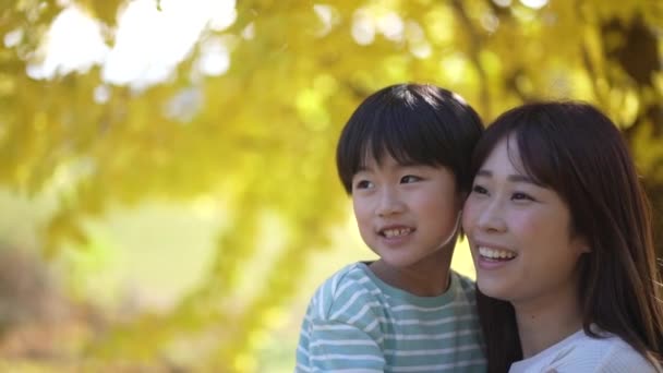 Orangtua Dan Anak Dengan Senyum — Stok Video