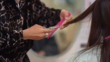 erkek Kuaför kesim kadın saçı