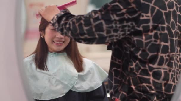 男理发师剪女人的头发 — 图库视频影像