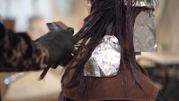 Чоловічий Перукар Наносить Ліки Волосся Жінки — стокове відео