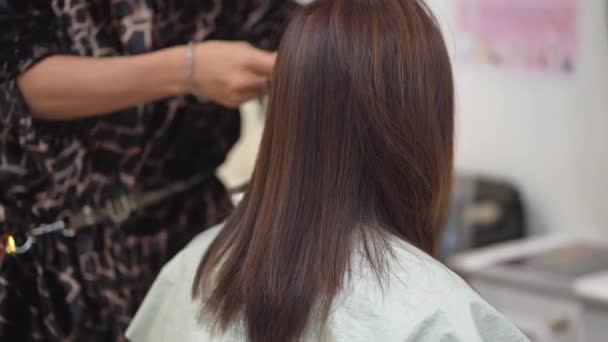 给女人烫头发的男理发师 — 图库视频影像