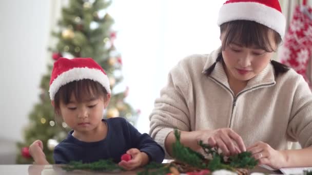 制作圣诞花圈的父母和孩子 — 图库视频影像