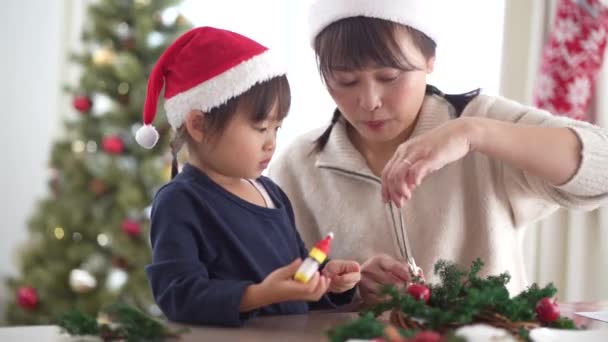 Γονείς Και Παιδιά Που Φτιάχνουν Χριστουγεννιάτικα Στεφάνια — Αρχείο Βίντεο