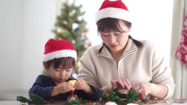 Γονείς Και Παιδιά Που Φτιάχνουν Χριστουγεννιάτικα Στεφάνια — Αρχείο Βίντεο