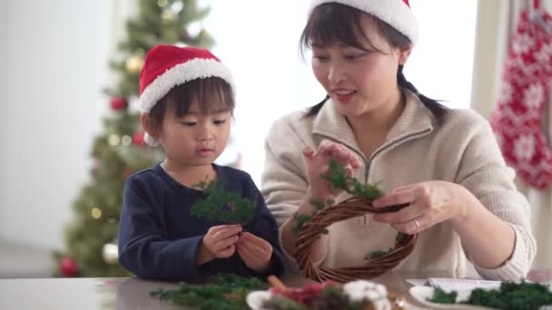 Forældre Børn Gør Julekranse – Stock-video