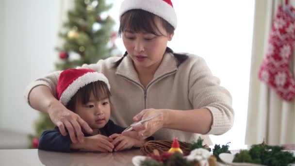 クリスマスリースを作る親と子供 — ストック動画