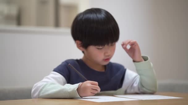 筆跡を練習している少年の姿 — ストック動画