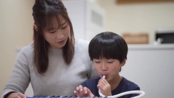 Parents Enfants Pratiquant Harmonica Clavier — Video