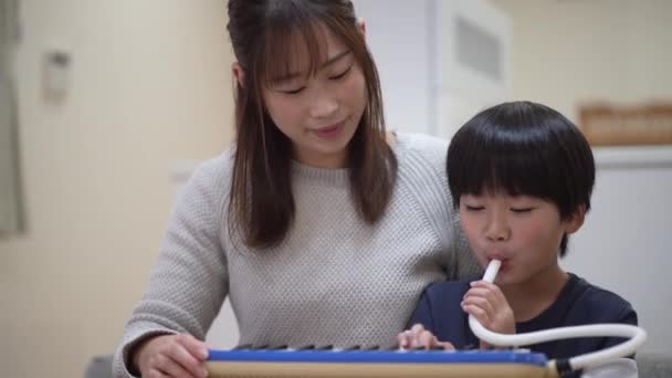 Rodiče Děti Praktikující Klávesovou Harmoniku — Stock video
