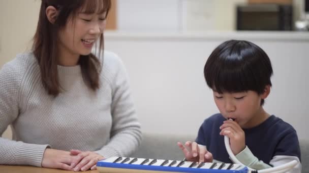 Orangtua Dan Anak Anak Berlatih Harmonika Keyboard — Stok Video