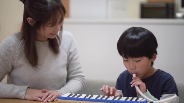 Eltern Und Kinder Üben Keyboard Mundharmonika — Stockvideo