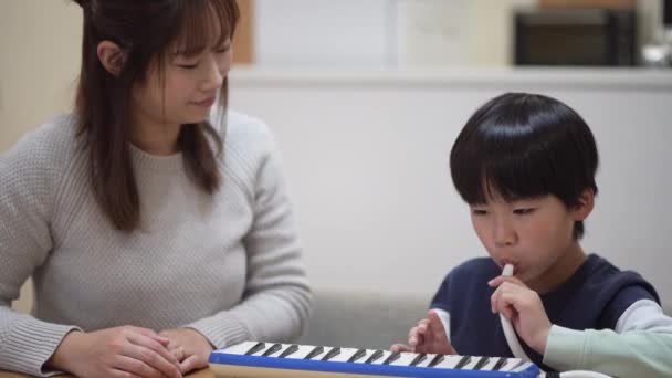 Rodiče Děti Praktikující Klávesovou Harmoniku — Stock video