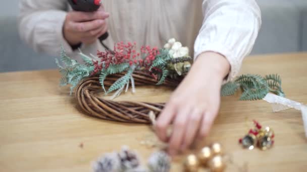 Woman Making Christmas Wreath — Vídeo de Stock